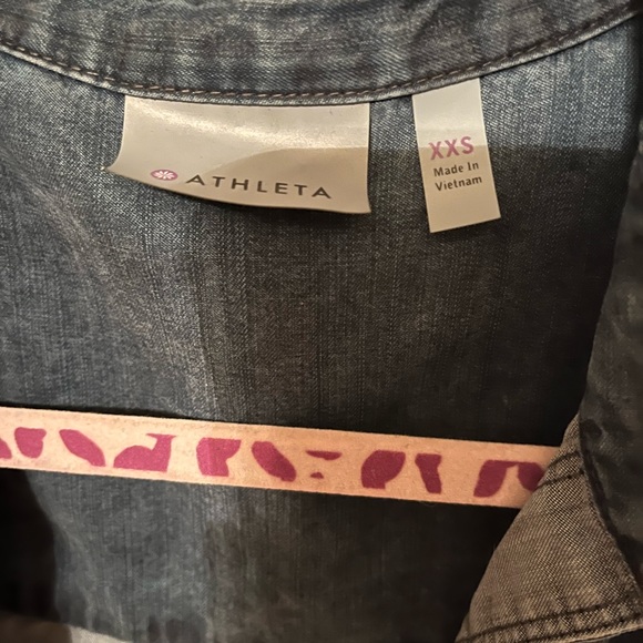 Athleta split back chambray button up - Picture 4 of 4